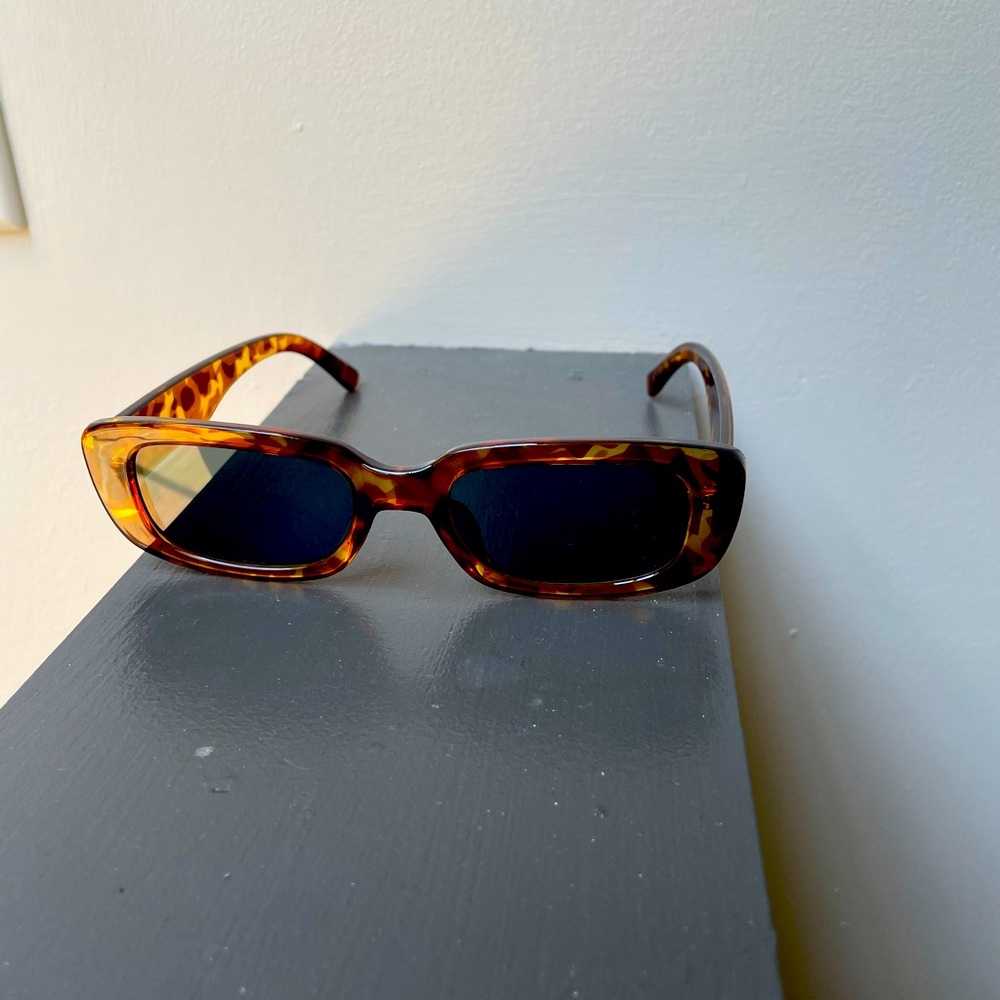 90s inspired tortoiseshell sunglasses